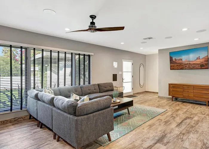 Holiday home Upscale Remodel - Walk To Asu Pool & Pickleball