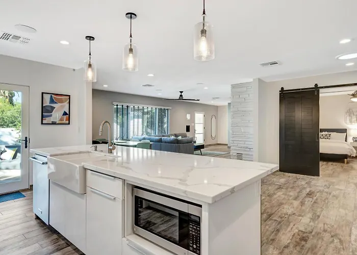 Holiday home Upscale Remodel - Walk To Asu Pool & Pickleball Tempe
