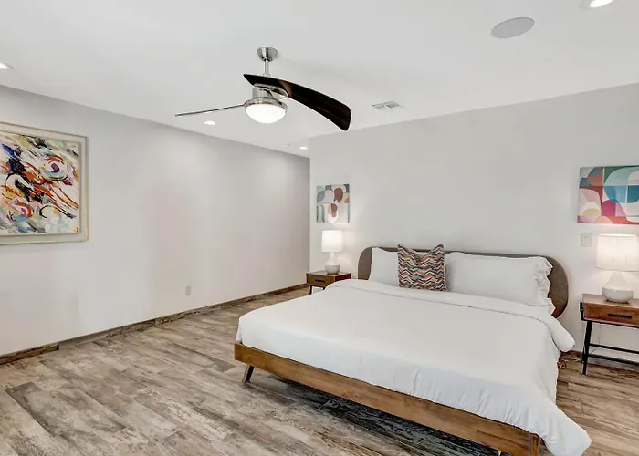 Holiday home Upscale Remodel - Walk To Asu Pool & Pickleball *