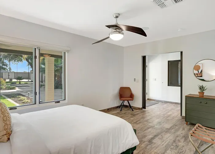 Holiday home Upscale Remodel - Walk To Asu Pool & Pickleball *
