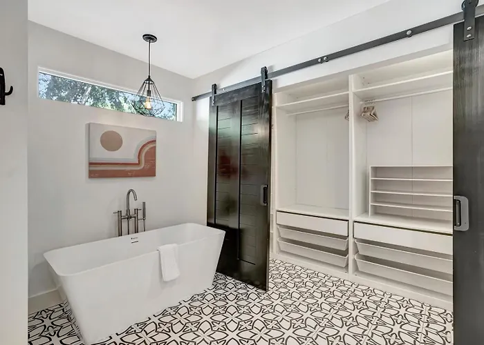 Holiday home Upscale Remodel - Walk To Asu Pool & Pickleball Tempe