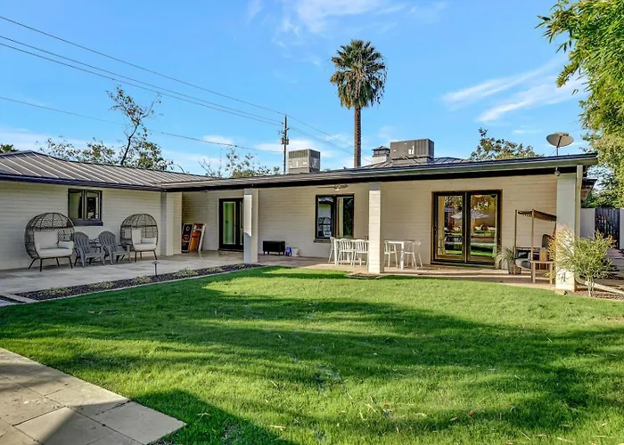 Holiday home Upscale Remodel - Walk To Asu Pool & Pickleball