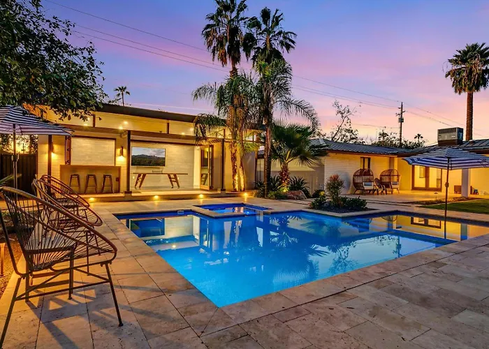 Holiday home Upscale Remodel - Walk To Asu Pool & Pickleball *