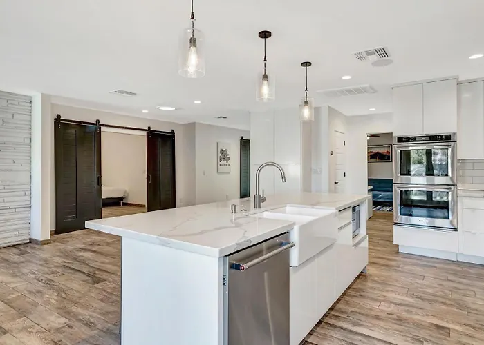 Holiday home Upscale Remodel - Walk To Asu Pool & Pickleball *